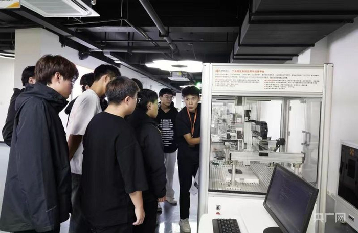 学生正在工业视觉系统应用与运维平台学习实操（央广网发  聂小千  摄）