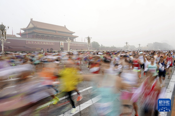 11月3日，参赛选手奔跑在长安街上。当日，2024北京马拉松赛暨全国马拉松锦标赛（第3站）鸣枪开跑。新华社记者 张晨霖 摄