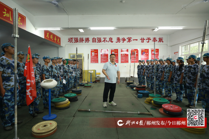 ▲侯志慧的启蒙教练李志平正在讲解举重知识 曹诗灏 摄