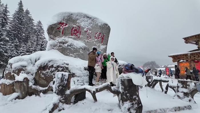 游客在中国雪乡合影留念（央广网发 龙江森工集团供图）