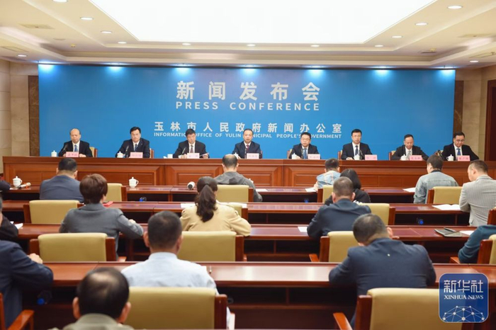 这是新闻发布会现场。