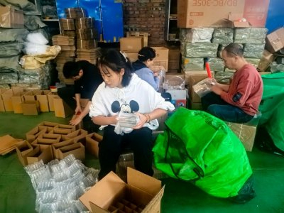 税娇在打包货物。受访者供图