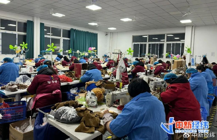 ▲智多娃玩具工厂里工人正在赶制毛绒文创 受访者供图