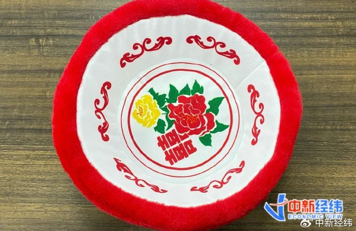 ▲智多娃玩具生产的毛绒红双喜脸盆 受访者供图