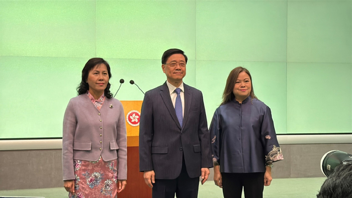 李家超与陈美宝（左）、罗淑佩（右）。（直新闻驻港记者丘倩怡/摄）