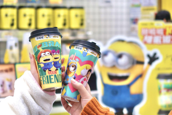 甜啦啦与小黄人大眼萌联名，推出全新饮品小黄人COMPAI鲜奶茶。企业供图