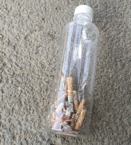 （装烟头的水瓶）