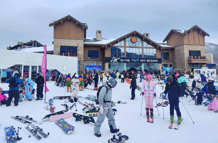 冬季，大批游客涌入滑雪场。李洪涛/摄