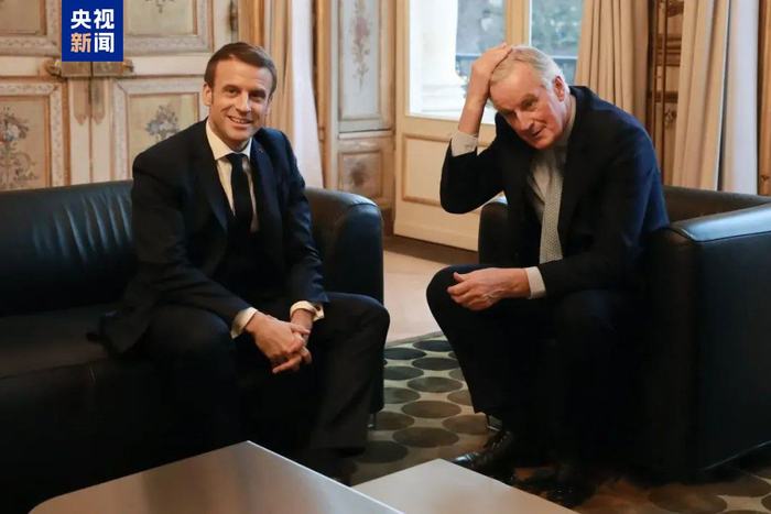 △法国总统马克龙（左）与总理巴尼耶（右）