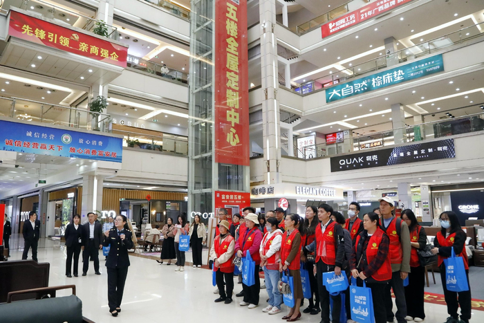 南宁市市场监管局12315中心工作人员向“放心消费体验官”代表普及家装方面的消费知识。何正君/摄