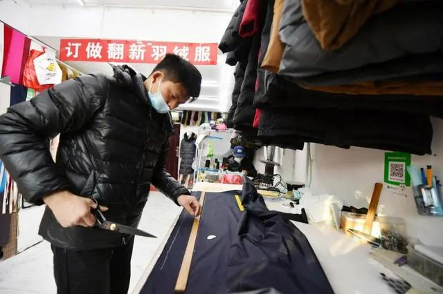 鲁师傅在门店翻新羽绒服