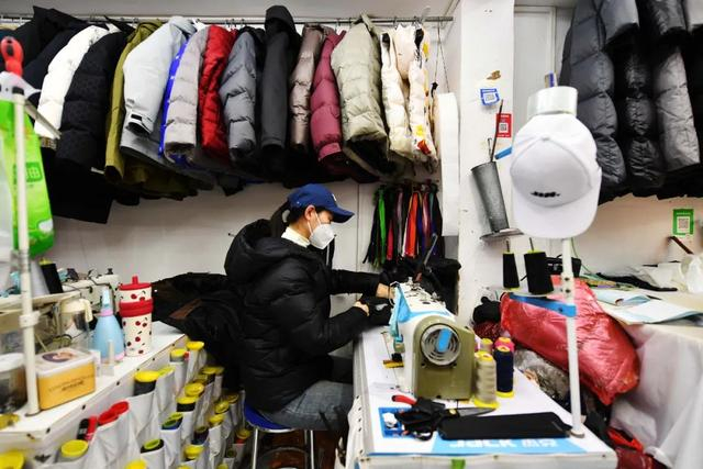 北京西四一家翻新羽绒服小店近日顾客盈门