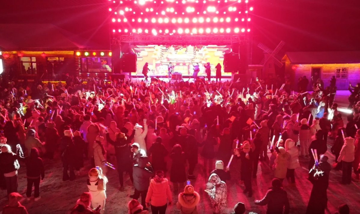 游客在雪乡蹦迪