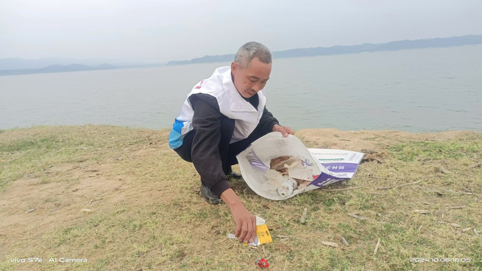 （老张在做护岸工作）