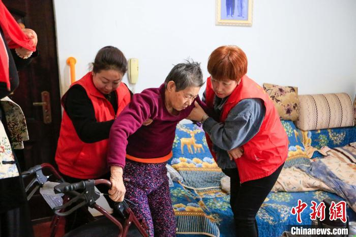  社区网格员及志愿者为空巢、孤寡、独居老人提供生活照料等服务。　宁夏社会工作部供图