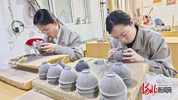 日前，陈氏定窑非遗工坊生产车间，工作人员正在进行剔花装饰工作。 河北日报记者 田恬摄