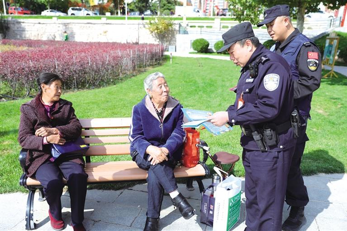 警察进行反诈宣传