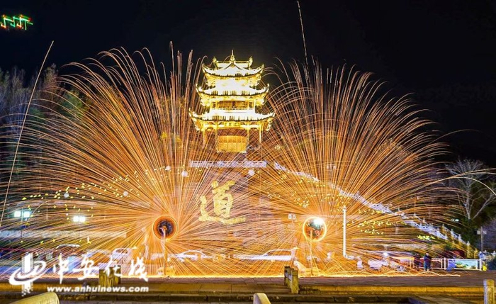 　　齐云山脚下，非遗项目“打铁花”正在精彩上演　　　　