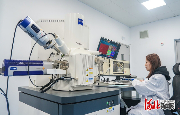 11月27日，在华北理工大学测试中心，研发人员正在调试电子显微镜。河北日报记者 李东宇摄