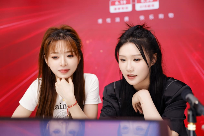 （主播旺旺佩戴假发饰品直播）