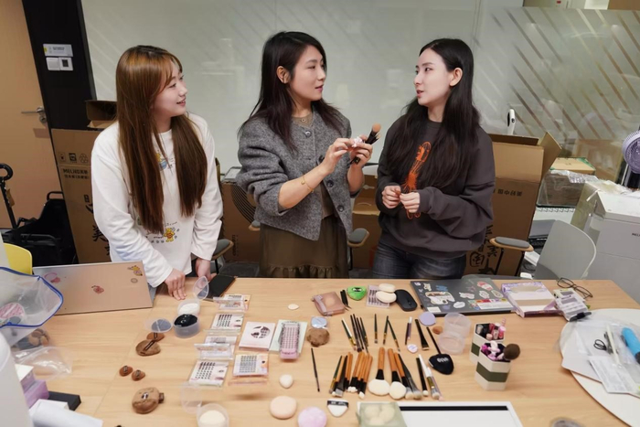 （李佳琦直播间Milky与同事美妆选品中）