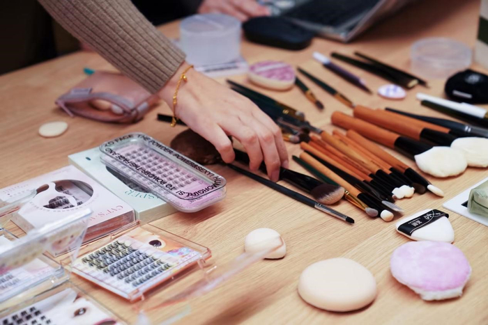 （假睫毛、化妆刷逐渐成为女生们变美的“刚需”）