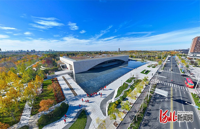 11月4日，无人机航拍的雄安城市计算中心。如今，这里汇聚的数字算力已开始反哺城市运营，服务城市管理。 河北日报记者 李畅摄