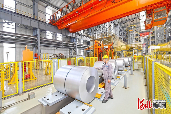 这是10月9日，唐钢高强汽车板有限公司职工正在检查镀铝板外观质量。（河北日报资料片） 赵 辉摄