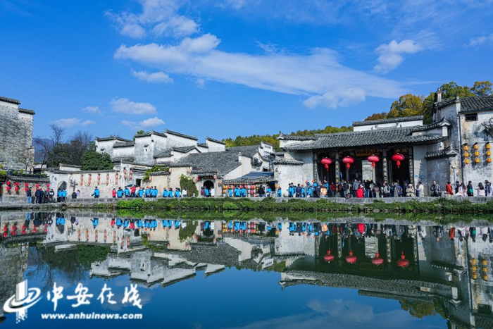 　　黟县宏村 游人如织