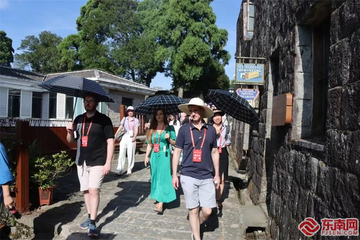中美青年在鼓岭参观。东南网记者 卢金福 文／图