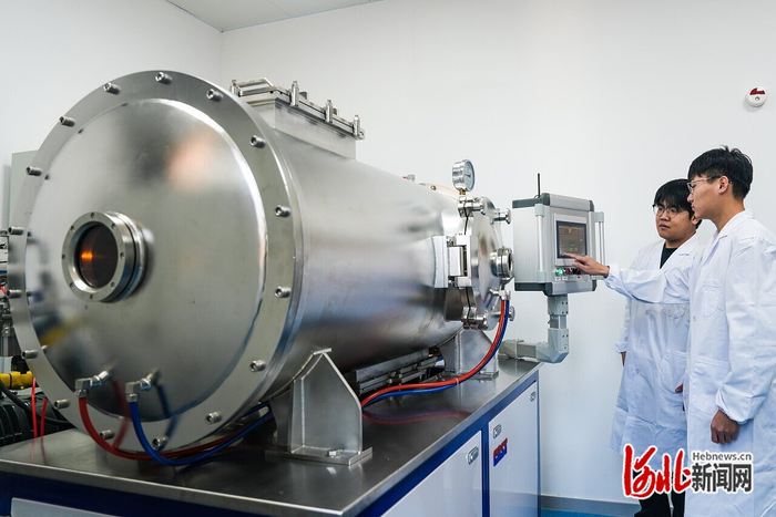 11月27日，在华北理工大学测试中心，研发人员正在操作连铸坯凝固过程热模拟试验机。河北日报记者 李东宇摄
