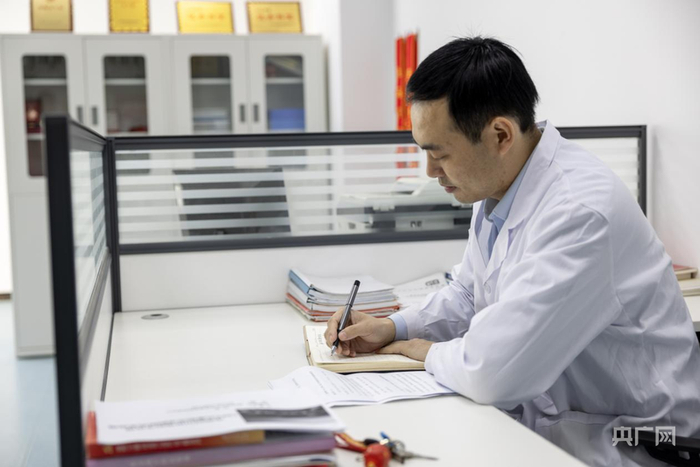 刘萌在分析整理实验数据（央广网发  郑鑫源  摄）