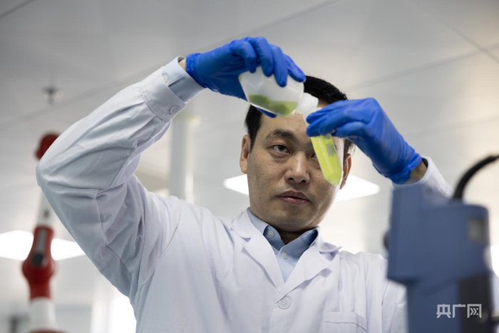 刘萌在提取样品的上清液（央广网发  郑鑫源  摄）