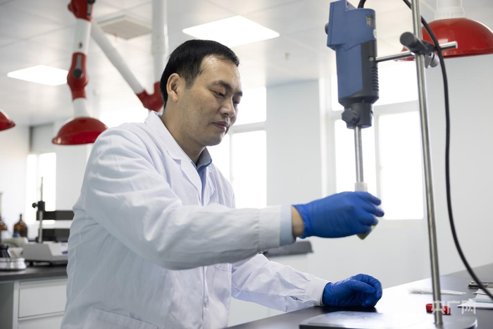 刘萌在使用匀浆机处理样品（央广网记者  夏莎  摄）