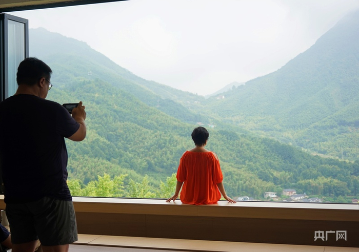 游客在“空空里·临崖艺术空间”的“网红”落地窗前拍照（央广网记者  赵家慧摄）