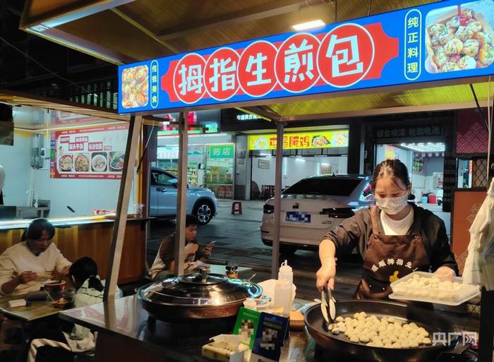 陵水风情街的美食档（央广网记者 付美斌 摄）