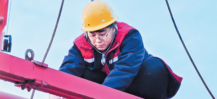 11月25日，在河北凯意新材料科技有限公司碳四新材料一体化项目建设现场，工作人员正在接卸设备。 袁铮 摄