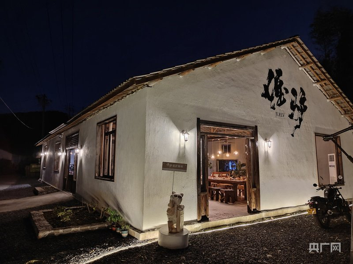 夜色中的“倔驴”咖啡（央广网记者  赵家慧摄）