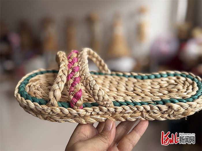 大名草编展示馆展示的草鞋。河北日报记者 白云摄