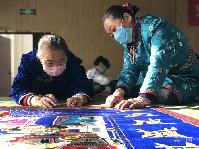 农牧区妇女制作马鬃绕线手工艺品（央广网发  阿拉善左旗融媒体中心供图）