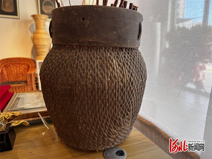 国家级非物质文化遗产项目固安柳编代表性传承人张万富收集的清代笸箩。河北日报记者 白云摄