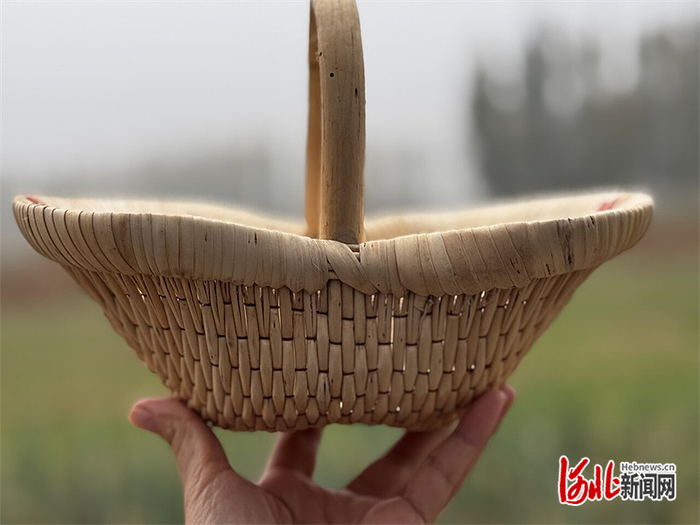 国家级非物质文化遗产项目广宗柳编代表性传承人姜朝春制作的提篮。河北日报记者 白云摄