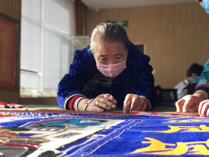 格日勒老人制作马鬃绕线堆绣唐卡（央广网发  阿拉善左旗融媒体中心供图）