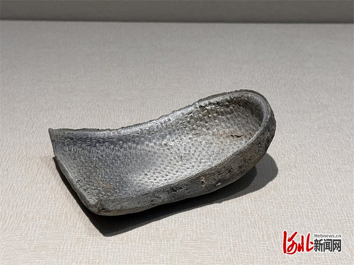 固安县博物馆展出的辽代陶制簸箕。河北日报记者 白云摄