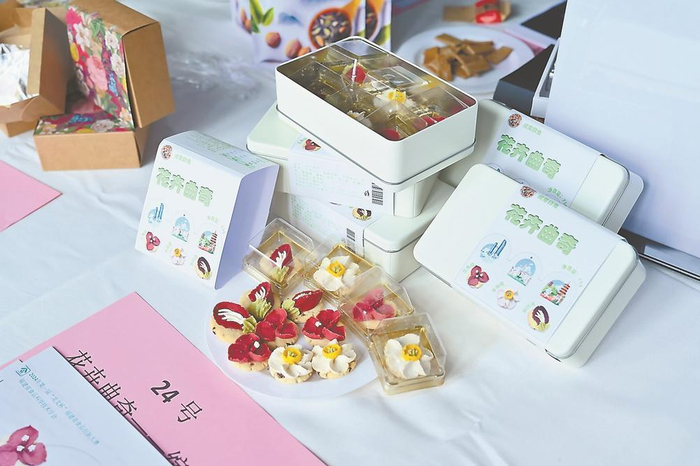       一块块曲奇镶嵌上闽南的特色花卉，上演了一场舌尖上的花朵盛宴。赖杰 摄