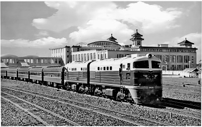 1958年，巨龙型干线货运内燃机车是新中国第一代内燃电动机车。