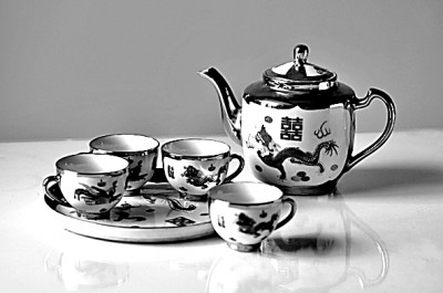 20世纪70年代，艺术瓷厂生产的金斗方龙凤双喜四合壶。