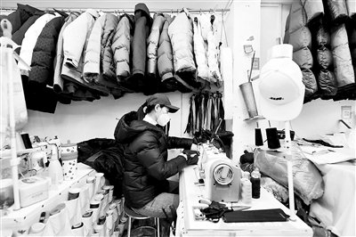 位于西四的翻新羽绒服小店近日顾客盈门