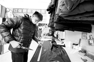 鲁师傅在门店翻新羽绒服