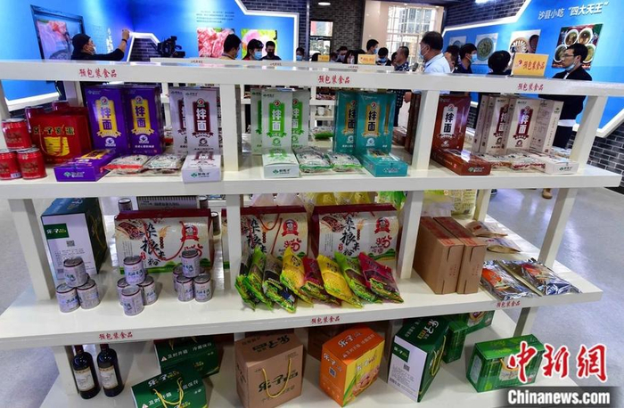 图为沙县小吃产业园内企业生产的各种小吃预包装食品。中新社记者 张斌 摄